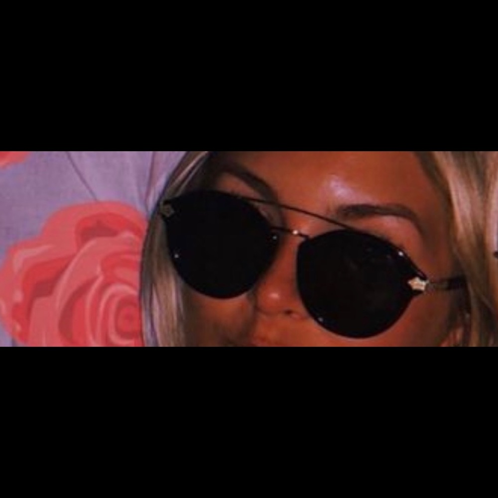 Does anyone know what glasses these are?